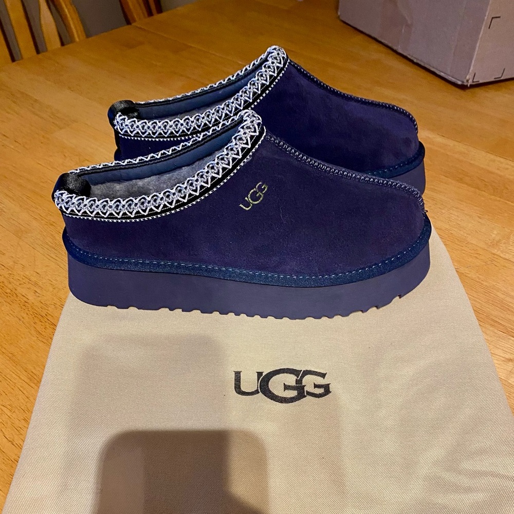 NWT Women’s size 11 navy blue Ugg Tazz